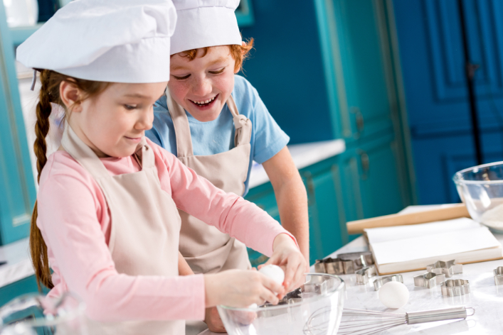 adorable-happy-little-kids-in-chef-hats-and-aprons-G2GKCX2 (1)